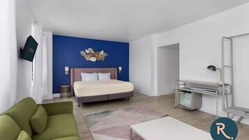 Desk, iron/ironing board, WiFi, bed sheets