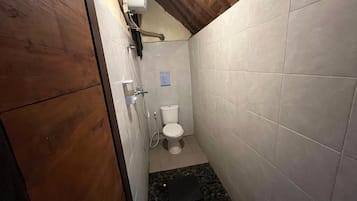 Ducha, bidet, toallas, jabón