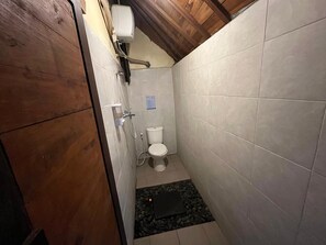 Standard Suite, 1 Double Bed | Bathroom | Shower, bidet, towels, soap