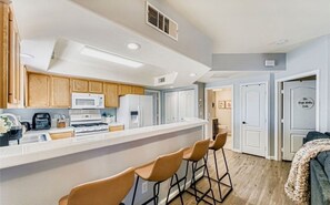 冷蔵庫、電子レンジ、オーブン、コンロ