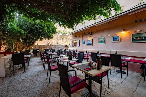 Outdoor dining - Casa Rosa (Dubrovnik)