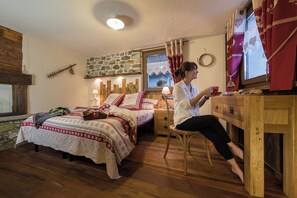 In-room safe, desk, free WiFi