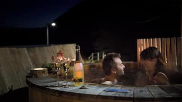Un sauna, una bañera de hidromasaje, masajes