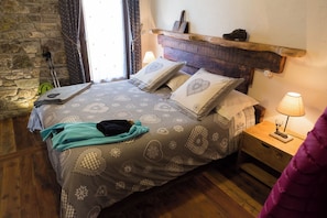 In-room safe, desk, free WiFi