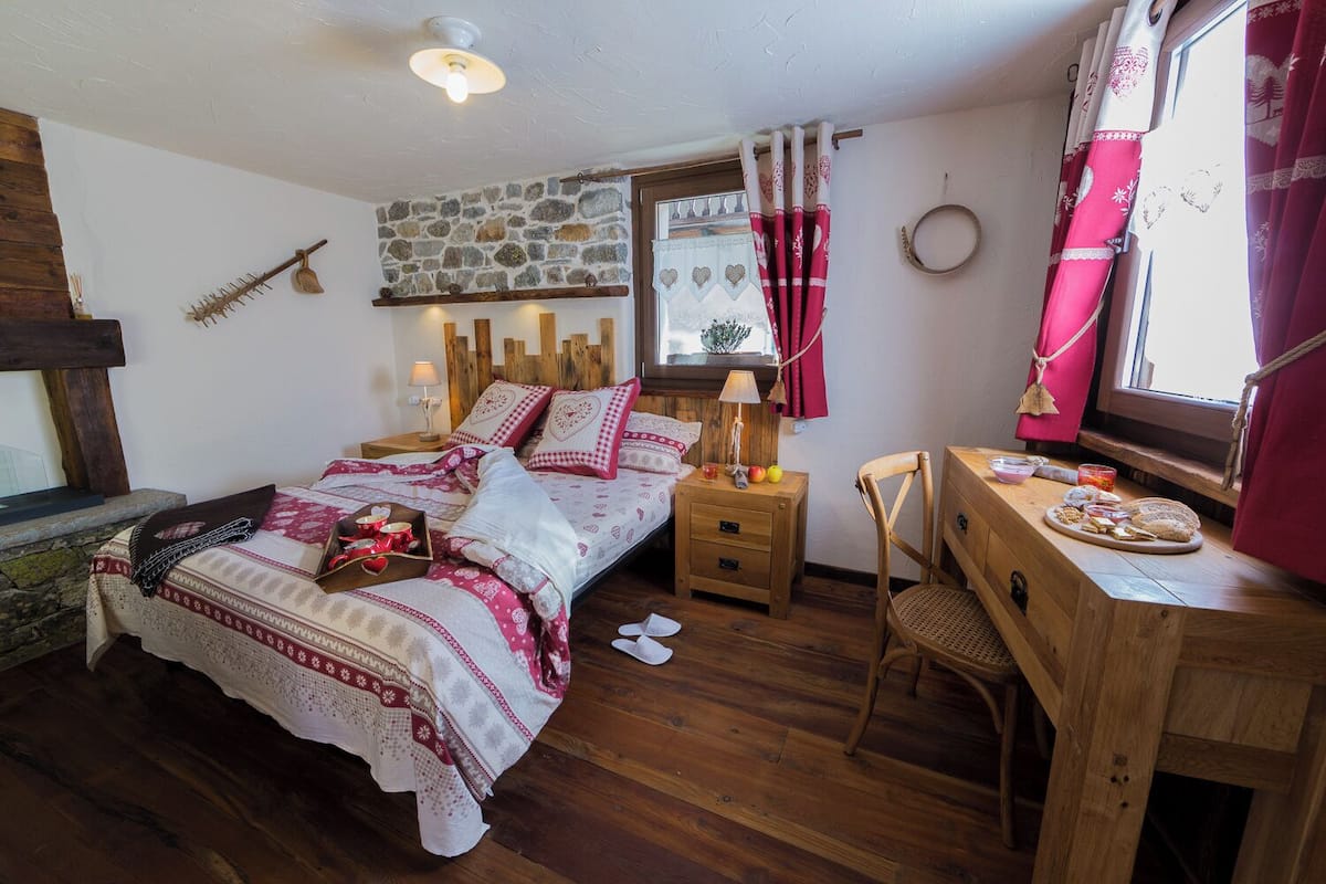 Chambre Double ou avec lits jumeaux, salle de bains privée | Coffres-forts dans les chambres, bureau, Wi-Fi gratuit