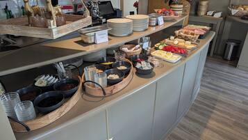 Sudah termasuk sarapan ala kontinental setiap hari