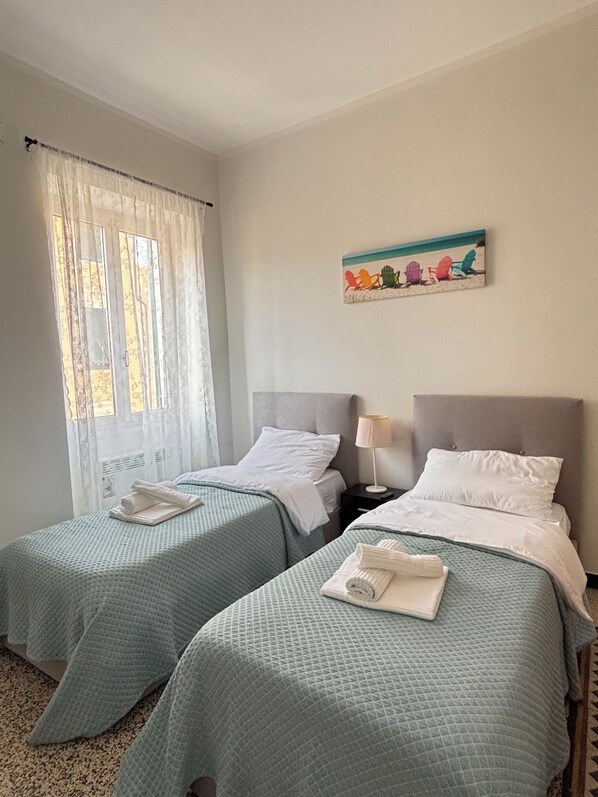 2 habitaciones, tabla de planchar con plancha, wifi y ropa de cama 