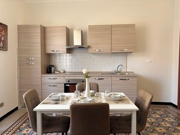 Fridge, oven, dishwasher, coffee/tea maker