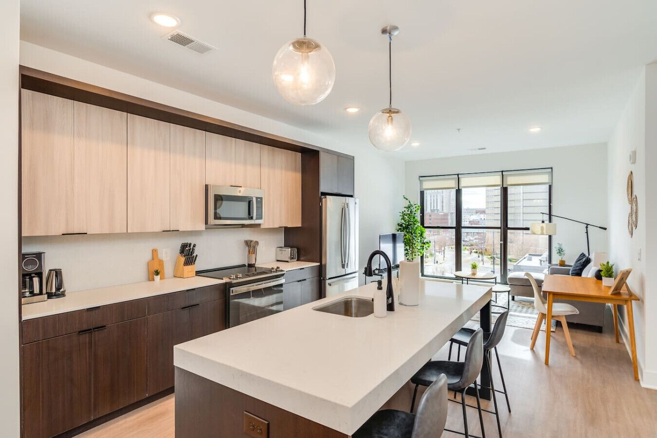 Geladeira, micro-ondas, fogão, cooktop