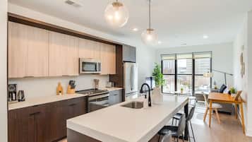 Geladeira, micro-ondas, fogão, cooktop