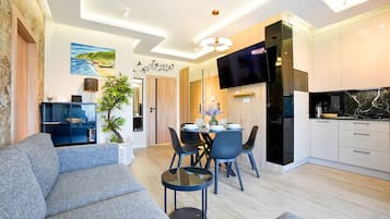 Superior-Apartment, 2 Schlafzimmer | Eigene Kochnische | Kühlschrank, Mikrowelle, Herdplatte, Wasserkocher mit Kaffee-/Teezubehör