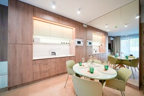 Phòng Suite Tiêu chuẩn, hiên | Bếp nhỏ riêng | Tủ lạnh, lò vi sóng, bếp nấu, dụng cụ pha cà phê/trà 