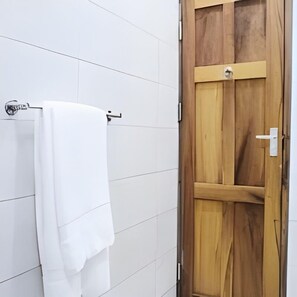 Deluxe Double Room | Bathroom | Free toiletries, towels, soap, shampoo