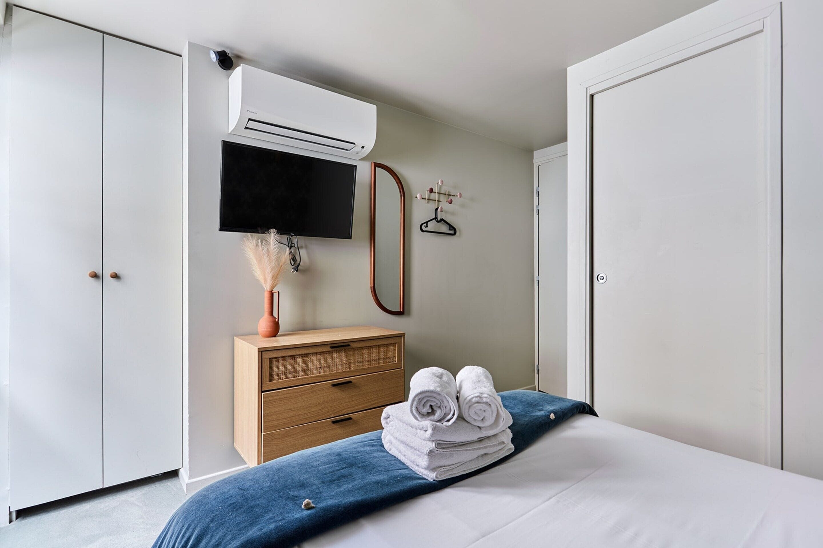 Apartment | 1 bedroom, laptop workspace, iron/ironing board, bed sheets