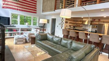 Een smart-tv, een open haard en een kantoor