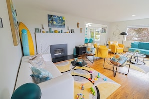 TV, fireplace, DVD player, books