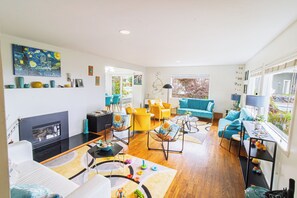 Fernseher, Kamin, DVD-Player, Bücher
