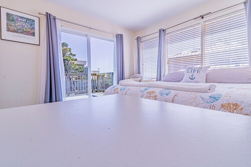 Ocean Views, BBQ, Bikes, Games: Selah Beach Home