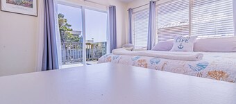 Ocean Views, BBQ, Bikes, Games: Selah Beach Home