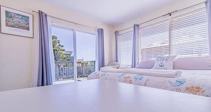 Ocean Views, BBQ, Bikes, Games: Selah Beach Home