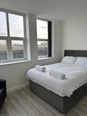 2 habitaciones, tabla de planchar con plancha y ropa de cama 