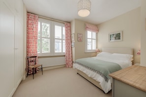 3 bedrooms, WiFi, bed sheets - Wild Roses, by Veeve (London)