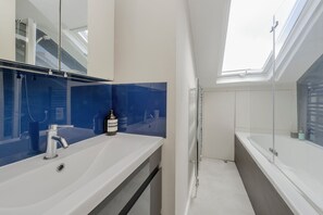 Shower, towels - Wild Roses, by Veeve (London)
