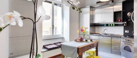 ثلاجة، ميكروويف، فرن، موقد طهي مسطح