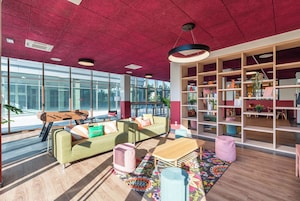 Coin salon dans le hall