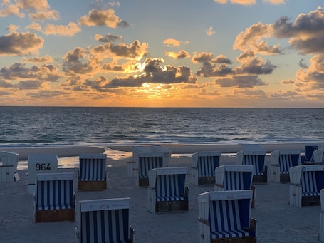 Beach nearby. "Experience Comfort and Adventure at Ferienhaus Tinnum, Sylt!"