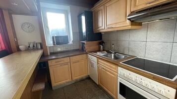 Jääkaappi, mikroaaltouuni, uuni, liesi