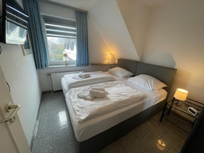 2 chambres, fer et planche à repasser, lit de bébé portatif