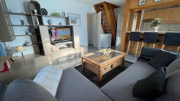 Een televisie, een dvd-speler en een stereo