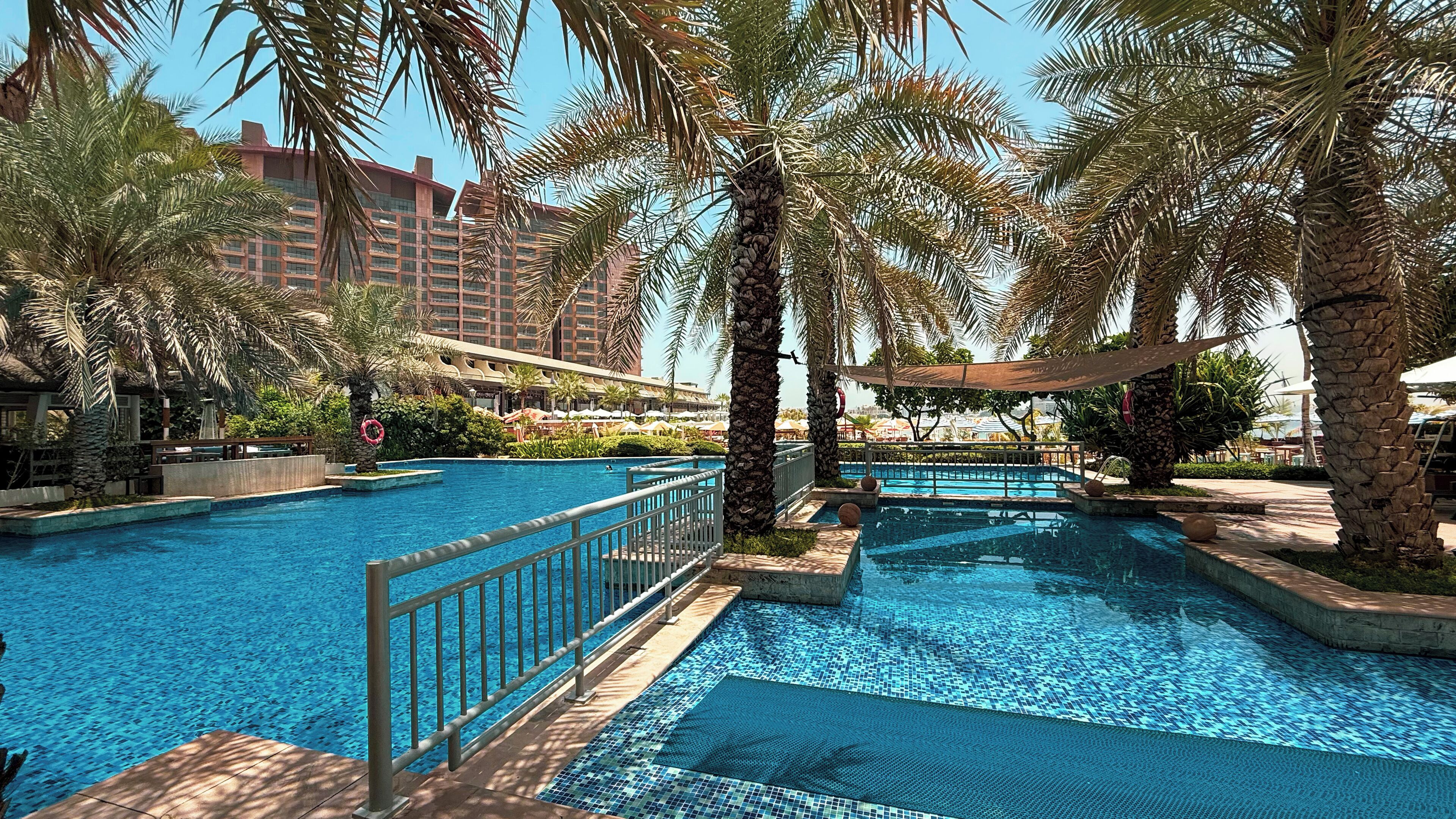 Alberca al aire libre y alberca climatizada