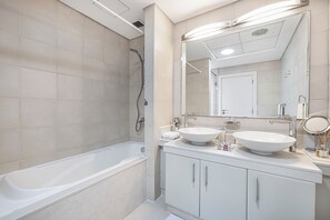 Douche, séchoir à cheveux, bidet, serviettes fournies