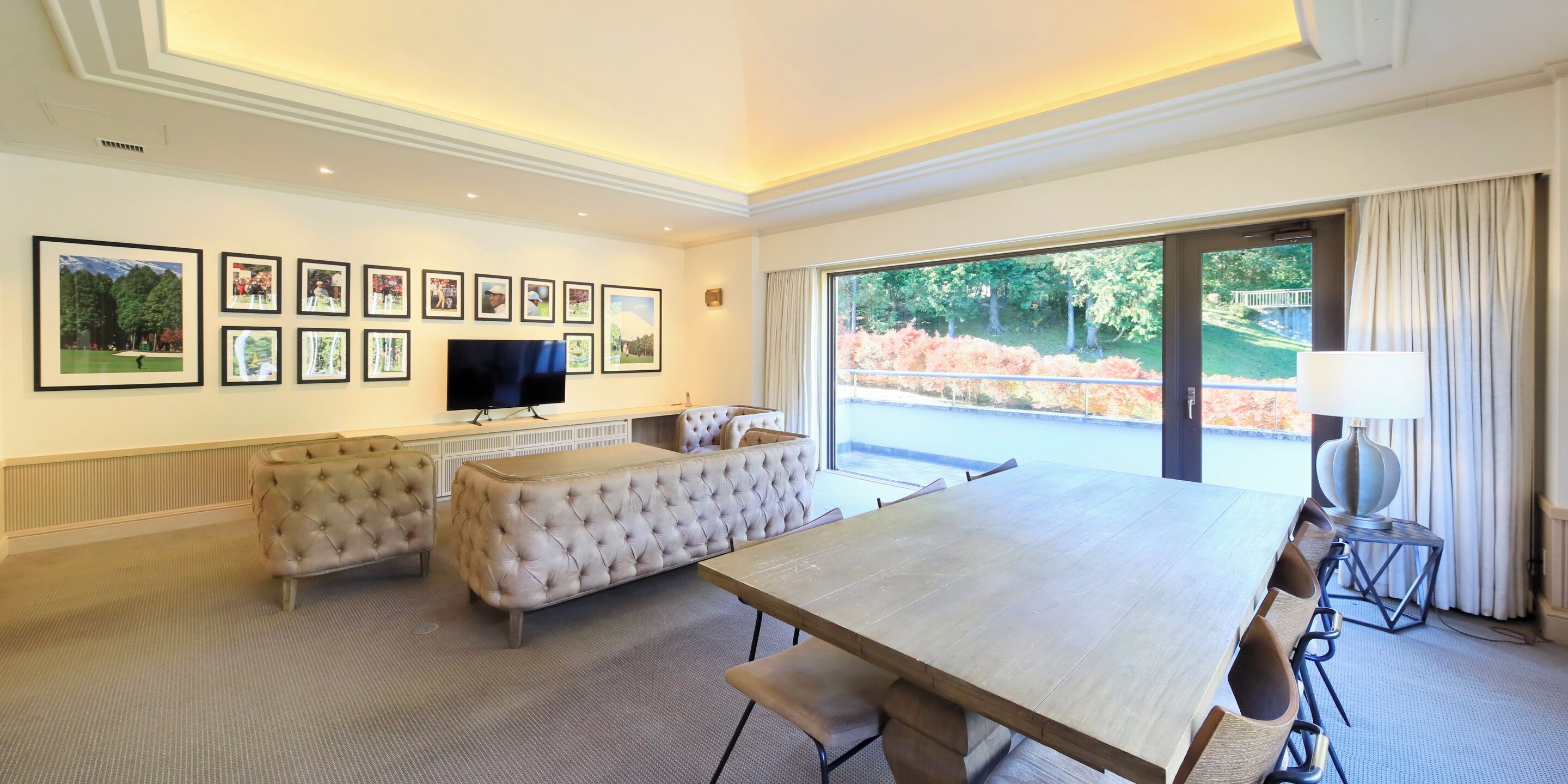 Royal Suite | Down comforters, desk, laptop workspace, blackout drapes