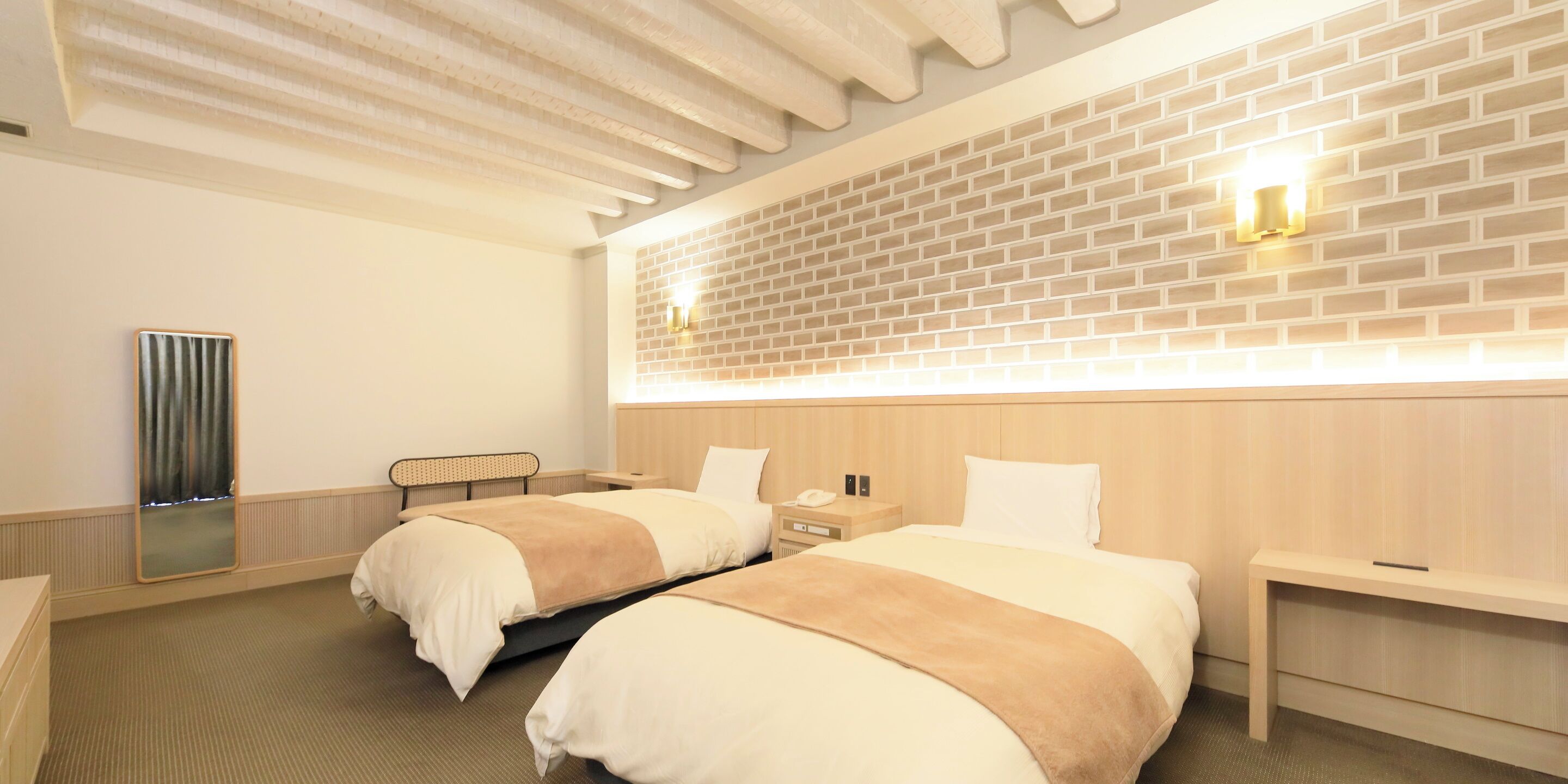 Suite | Down duvets, desk, laptop workspace, blackout curtains