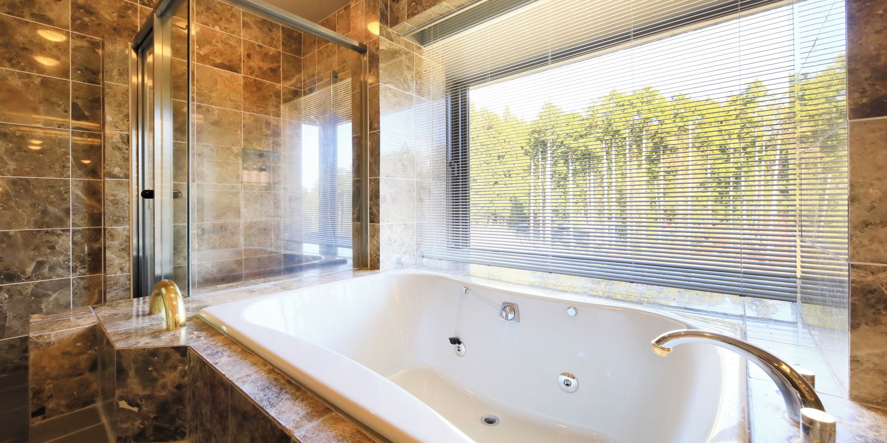 Royal-Suite | Badezimmer | Haartrockner, Hausschuhe, Bidet, Handtücher