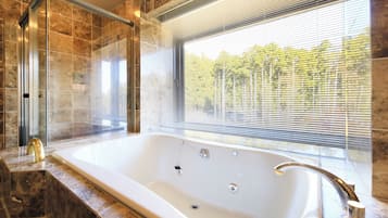 Royal-Suite | Badezimmer | Haartrockner, Hausschuhe, Bidet, Handtücher
