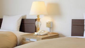 Habitación Deluxe con 2 camas individuales, vista al jardín | Cortinas blackout, tabla de planchar con plancha y wifi gratis