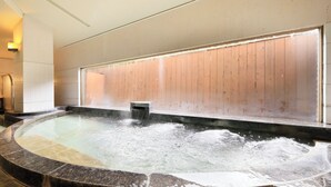 A hot tub with a wooden backdrop and a tiled floor. - Villa The Club Gotemba West (Gotemba)