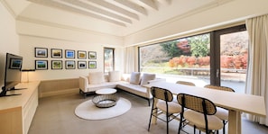 Cubrecamas, escritorio y espacio para trabajar con laptop