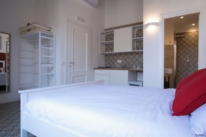 Quarto casal superior, vista para a cidade | Cofres nos quartos