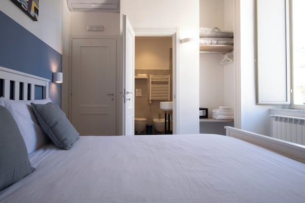 Standard Double Room, City View | In-room safe