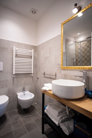 Deluxe Double Room, Balcony | Bathroom