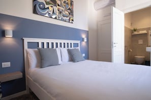 Standard Double Room, City View | In-room safe