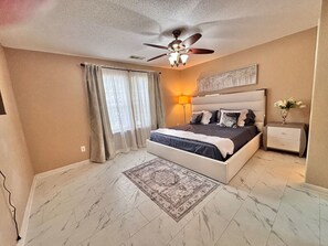 3 makuuhuonetta, työpöytä, Wi-Fi