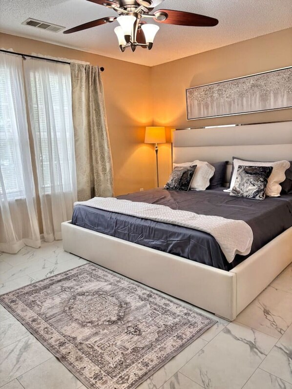3 bedrooms, desk, WiFi