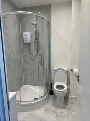 Towels, soap, toilet paper - Train Station Aparthotel - Free Wifi, Free Parking Deluxe Double Studio (Scunthorpe)