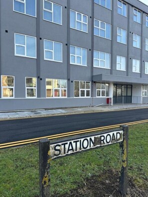 Exterior - Train Station Aparthotel - Free Wifi, Free Parking Deluxe Double Studio (Scunthorpe)